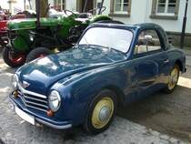 Gutbrod Superior Cabrio. 1950 - 1954. Der abgelichtete Superior stammt aus dem Baujahr 1952. Hier ist noch der Zweizylinderzweitaktreihenmotor mit 593 cm³ und 22 PS verbaut. Ab dem ab Modelljahr 1952 erhöhte sich die Leistung auf 663 cm³ und 26 PS (Vergaser) oder 30 PS (Einspritzung) . Siebter Oldtimerfrühlung Essen-Kettwig am 01.05.2014.