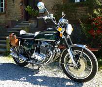 Honda CB 750 Four, von 1969-78 gebautes Superbike, war das erste in Groserie gebaute Motorrad mit 4-Zyl.Reihenmotor, 736ccm und 67PS, Vmax.200K/mh, wurde ber eine halbe Millionen mal gebaut, Mrz 2014