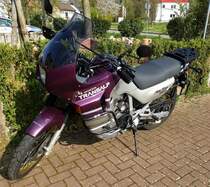 Honda Transalp, Reiseduro mit wassergekhltem V2-Zyl.Motor, Bauzeit von 1987-2012, April 2014