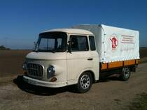 Barkas B 1000 Pritsche; Umbau eines ehemaliger Kofferaufbaus, deshalb ist die Pritsche niedriger als normal.
Fotografiert am 03.10.2013 in der Nähe von 06366 Köthen.