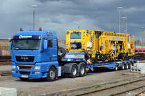 MAN TGX 33.480 mit Schotterplaniermaschine für die Bahn auf dem Auflieger, beim Bahnhof Euskirchen - 25.03.2014