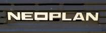 Neoplan, Schriftzug an der Front eines Reisebusses aus Stuttgart, der Markenname Neoplan wurde seit 1953 verwendet, Mai 2014