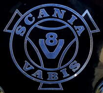Scania Vabis, Logo an der Front eines Sattelschleppers, 1911 fusionierten die beiden schwedischen Fahrzeughersteller Scania und Vabis, Mai 2014