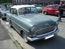 Opel Olympia Rekord des Modelljahres 1957. Der Olympia Rekord erschien bereits 1953 mit der modernen Pontonkarosserie. Es gab fast jedes Modelljahr ein Facelift. Hierwurde ein Modell des letzten Modelljahres abgelichtet. Aus 1488 cm³ Hubraum leistet der 4-Zylinderreihenmotor 45 PS. Oldtimertreffen Kokerei Zollverein am 04.05.2014. 