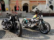 HARLEY-DAVIDSON im Doppelpack am Hauptplatz zu Ried; 140502