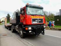 MAN 19.402 silent, zieht einem leeren Tiefladeranhänger hinter sich her; 140428