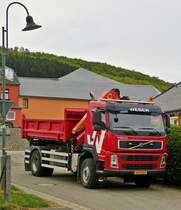 Volvo Kipper mit Kranaufbau gesehen am 06.05.2014.