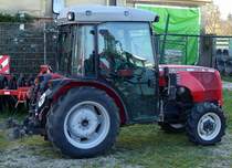 Massey Ferguson 3325GE, Schmalspurschlepper mit Allradantrieb und 65PS, gebaut von 2000-03, Mrz 2014