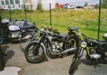Eine wunderschne EMW und eine DKW RT 125 stehen in Hartmannsdorf nebeneinander, 01.05.04