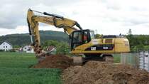 CAT 324D der Firma  Räuber  ist eingesetzt auf einer Baustelle in 36100 Petersberg-Marbach, Mai 2014