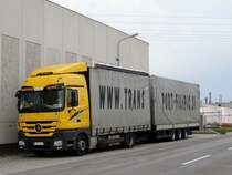 ACTROS EURO5, von FILIPIC-Transport, wartet bei einem Baustoffhändler auf die Entladung, schöne Grüße an den freundlichen Fahrer; 140511