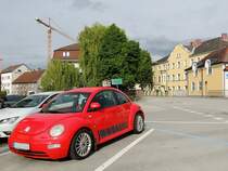 VW-Beetle in einer Kurzparkzone der Bezirksstadt Ried; 140511