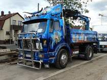 Ein älterer Mercedes Benz mit Airbrush am 12.05.14 in Neu-Isenburg