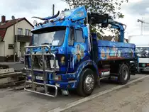 Ein älterer Mercedes Benz mit Airbrush am 12.05.14 in Neu-Isenburg