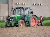 JD-6320 bei der Ausbringung von Saatgut; 140506