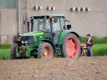 JD-6320 bei der Ausbringung von Saatgut; 140506