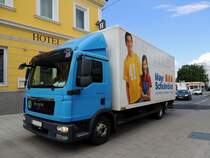 MAN TGL12.210 schafft Schulmöbel heran; 140514