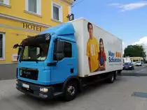 MAN TGL12.210 schafft Schulmöbel heran; 140514