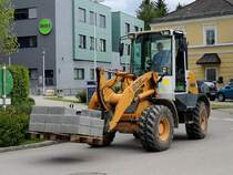 LIEBHERR 509-Stereo; transportiert eine Ladung Pflastersteine zur nächsten Baustelle; 140514