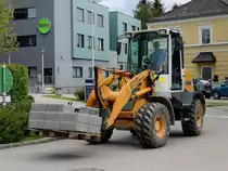 LIEBHERR 509-Stereo; transportiert eine Ladung Pflastersteine zur nächsten Baustelle; 140514