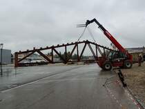 MANITOU-Teleskoplader; transportiert einen alten Hallendachgiebel zum Lagerplatz; 140517