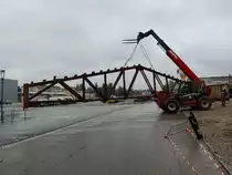 MANITOU-Teleskoplader; transportiert einen alten Hallendachgiebel zum Lagerplatz; 140517