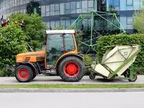 FENDT206V, mit AMAZONE-Grasshopper, welcher in einem Arbeitsgang mähen, vertikutieren, aufsammeln, häckseln und walzen kann; 140514