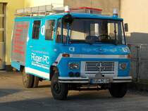 Für einen Computerladen wirbt diese ehmalige Mercedes Feuerwehr,die ich am 16.Mai 2014,in Bergen/Rügen fotografierte.