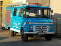 Für einen Computerladen wirbt diese ehmalige Mercedes Feuerwehr,die ich am 16.Mai 2014,in Bergen/Rügen fotografierte.