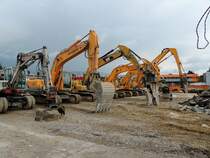 In Reih und Glied: (Takeuchi TB175W; Hyundai 3x210LC; 1x360LC; sowie Cat 323D) anlässlich Messehallenabriss in Ried im Innkreis; 140518