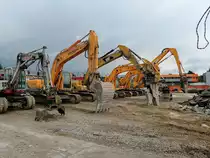 In Reih und Glied: (Takeuchi TB175W; Hyundai 3x210LC; 1x360LC; sowie Cat 323D) anlässlich Messehallenabriss in Ried im Innkreis; 140518