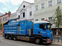 SCANIA R440  Saugbagger  von Felbermayr, bei einer Althaussanierung in Ried;  
Steine, Schotter, Bauschutt, Erde, Schlämme,  u.v.m. können von rd.150mtr. in den 10m³Auffangbehälter gesaugt werden; schöne Grüße noch an den freundlichen Fahrer; 140514