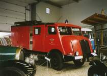 Leider etwas zugestellt steht dieser Feuerwehr H3 in Hartmannsdorf, 01.05.04