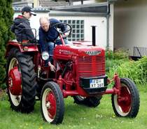 Farmall DED 3 fährt bei der Oldtimeraustellung in Fulda-Edelzell auf seinen Standplatz, Mai 2014