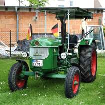 Deutz D 40 mit Selbstbauverdeck steht bei der Oldtimeraustellung in Fulda-Edelzell, Mai 2014 