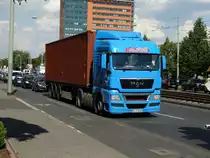 Ein MAN TGX mit Container am 19.05.14 in Frankfurt