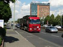 Ein Mercedes Benz Actros mit Abrollmulden am 19.05.14 in Frankfurt  