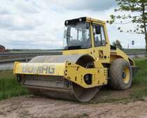 Bomag BW213D steht auf einer Baustelle in 36100 Petersberg-Marbach, Mai 2014