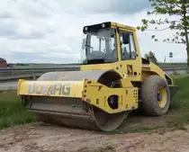 Bomag BW213D steht auf einer Baustelle in 36100 Petersberg-Marbach, Mai 2014