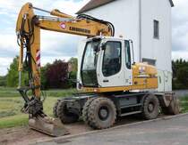 Liebherr Radbagger steht auf einer Baustelle in Künzell, Mai 2014