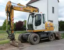 Liebherr Radbagger steht auf einer Baustelle in Künzell, Mai 2014