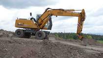 Liebherr Radbagger steht auf einer Baustelle in 36100 Petersberg-Marbach, Mai 2014