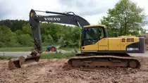 Volvo-Bagger EC210CL ist abgestellt auf einer Baustelle in 36100 Petersberg-Steinau, Mai 2014. Im Hintergrund mein  Cabrio .