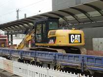 Ein CAT Bagger am 06.05.14 in Frankfurt am Main Hbf auf einen Rungenwagen