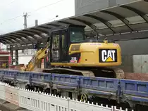 Ein CAT Bagger am 06.05.14 in Frankfurt am Main Hbf auf einen Rungenwagen