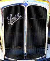 Saurer, Khler eines Oldtimer-Reisebusses der Schweizer Firma mit Emblem und Schriftzug, Mai 2014