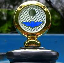 Hanomag, Khlerfigur an einem Oldtimer-Traktor, Mai 2014