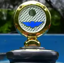 Hanomag, K�hlerfigur an einem Oldtimer-Traktor, Mai 2014