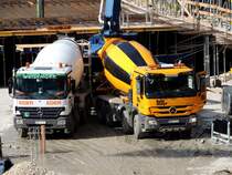 ACTROS mit Betonmischeraufbau, beschicken gemeinsam einen Pumpenwagen; 140509