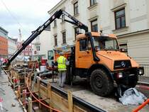 UNIMOG-U90turbo mit HIAB-Kranaufbau, unterstützt die Arbeiten am Geothermieleitungsnetz in Ried i.I.; 140513